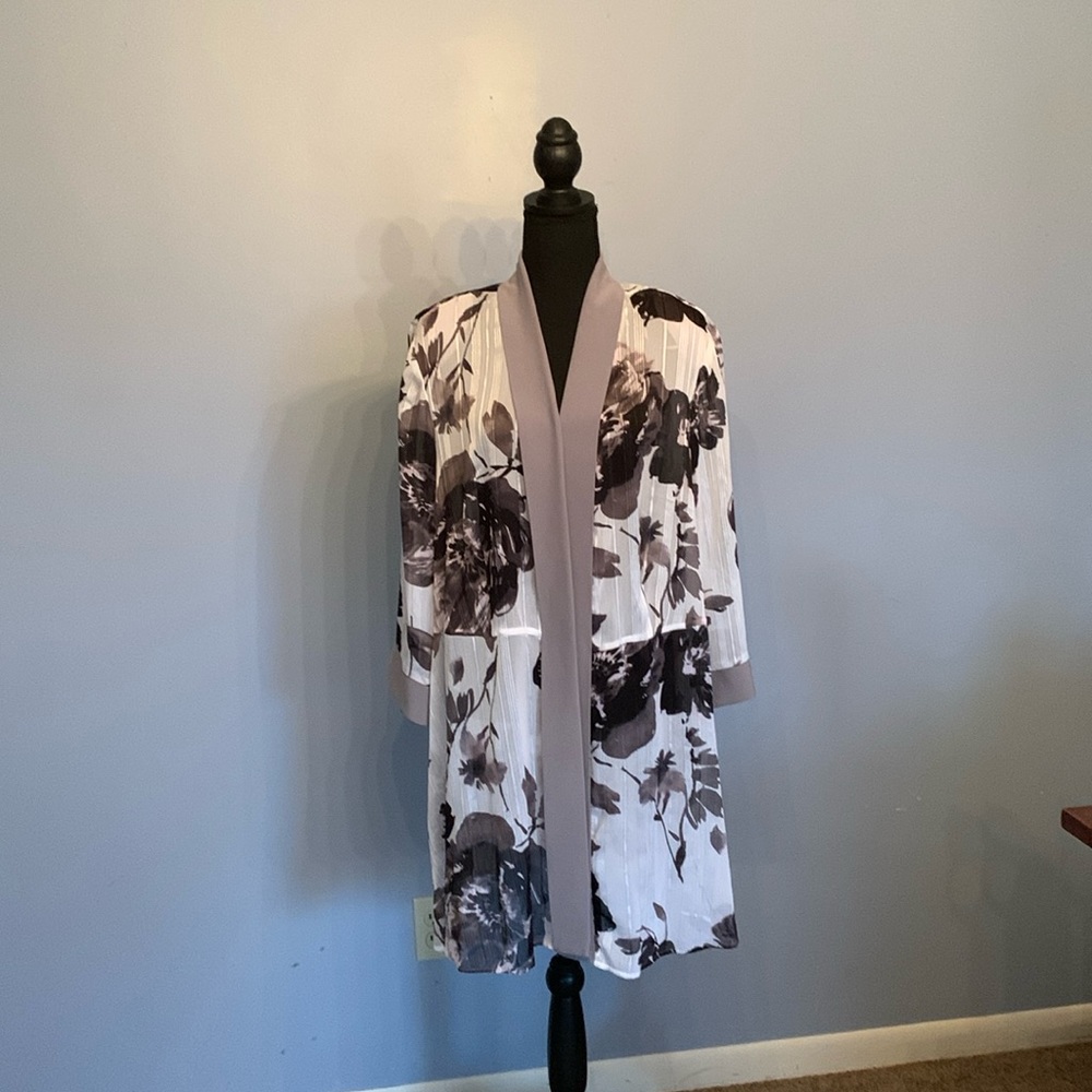 R & M Richards Black and White Chic Blouse